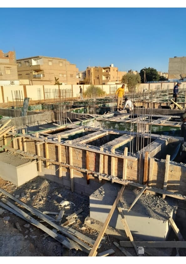 مرحلة تأسيس هيكل خرساني داخل موقع سكني