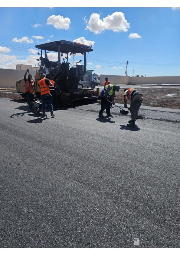 فريق تنفيذ أعمال رصف في موقع مشروع