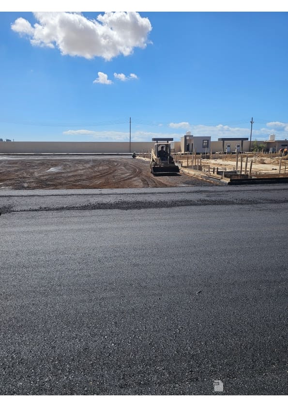 معدات وموقع مشروع قيد التنفيذ